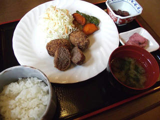 110416_1456_道の駅木曽川源流の里きそむら「げんき茶屋の木曽牛メンチカツ定食」（木祖村）