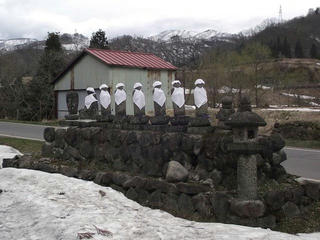 110423_1436_震災で東を向いたお地蔵さま（飯山市）