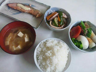 110803_2104_仮住まいの晩ごはん
            