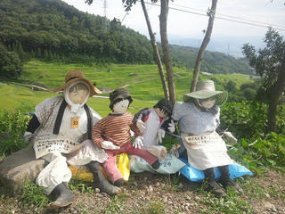 110818_1439_稲倉の棚田に展示されている案山子（上田市）