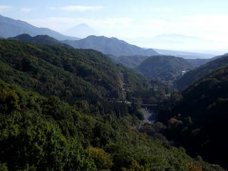 111029_1348_高原大橋から望む富士山（山梨県北杜市）