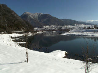 111224_1140_1_冬の高社山と千曲川（飯山市）