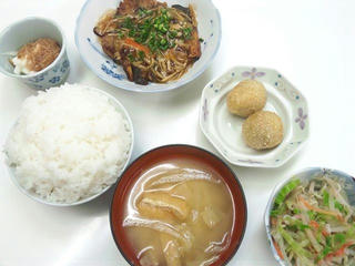 120326_2202_仮住まいの晩ごはん