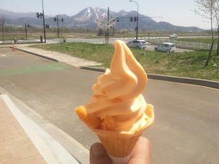 120428_1317_cafe里わで販売中の「スノーキャロットソフトクリーム」（飯山市）