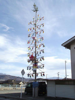 130113_1244_豊科成相に建てらた福俵曳きの御幣（安曇野市）