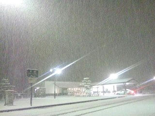 130223_0011_雪降りとなった上信越道松代ＰＡ（長野市）