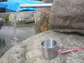 130414_1438_加茂清水に新しい水飲みコップ登場（木島平村）