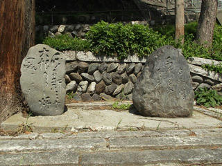 130518_0929_伊那街道・山寺から伊那部宿へ（伊那市・昌玄坂と芭蕉秋風塚）