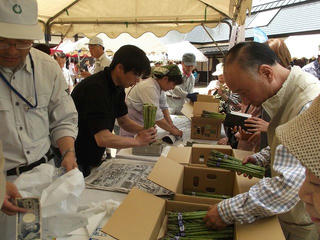 130526_1141_アスパラまつり（飯山市）