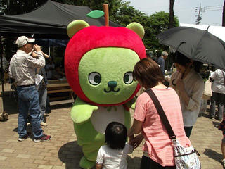 130526_1135_アスパラまつりに駆け付けたアルクマ（飯山市）