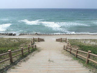 130817_1205_世界一長いベンチ（石川県羽咋郡志賀町）