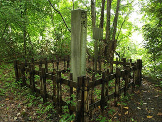 130713_1029_倶利伽羅峠・巴塚葵塚（富山県小矢部市）