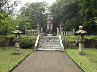 130713_1101_倶利伽羅峠・源平供養塔（富山県小矢部市）