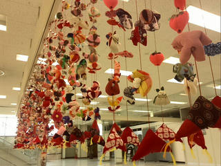 140209_1346_駅前ビル・アルパに展示されたいた吊るし飾り（駒ヶ根市）