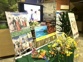 140206_1644_駒ヶ根市役所の展示されていた「純白の結婚式」のデスプレイ（駒ヶ根市）