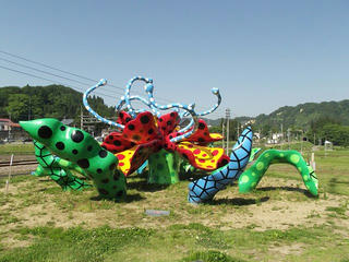 えち140601_1505_越後妻有 大地の芸術祭の里～草間彌生制作「花咲ける妻有」（新潟県十日町市）