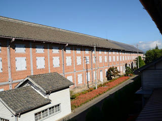 14_富岡製糸場・斜めから見た東繭倉庫（画像提供　富岡市・富岡製糸場）