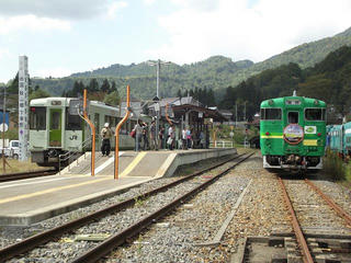 140928_1203_ＪＲ飯山線森宮野原駅に停車する「信越自然郷初秋風っこ」（下水内郡栄村）