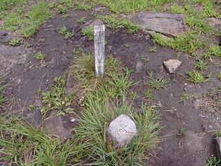 000813_0008_虫倉山 山頂にある三角点（旧上水内郡中条村・現長野市）