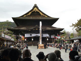 150404_1528_善光寺本堂前の回向柱（長野市）