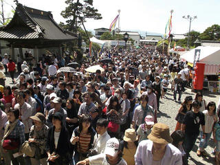 150503_1026_善光寺御開帳・回向柱に触れるため三門で並ぶ参拝者（長野市）