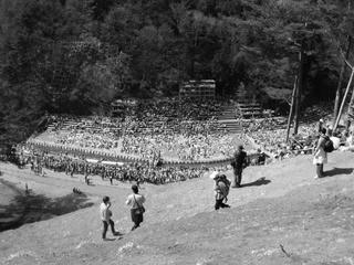 040411_1356_平成１６年度御柱祭・木落とし坂上部から（下諏訪町）