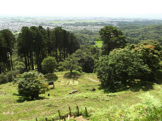140720_0932_春日山城跡・本丸跡から二ノ丸跡を望む（新潟県上越市）
