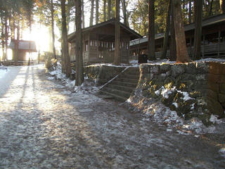 160211_0723_諏訪大社上社本宮・五間廊と凍てつく境内（諏訪市）