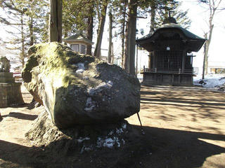 160211_1344_1_酒室神社の「赤石」・甲州街道てくてくマップから（茅野市）