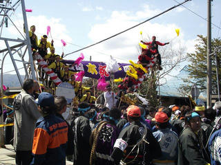 160402_1103_諏訪大社上社御柱祭「山出し」（茅野市穴山の「穴山の大曲」）