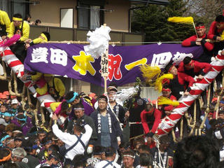 160402_1427_諏訪大社上社御柱祭「山出し」（茅野市長峰交差点付近）