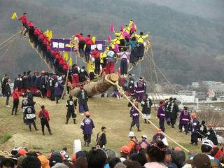 160403_0902_諏訪大社上社御柱祭「山出し」（茅野市宮川の「木落し坂」）