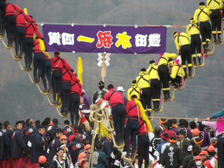 160403_0826_諏訪大社上社御柱祭「山出し」（茅野市宮川の「木落し坂」）