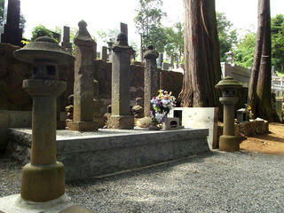 160814_1349_龍岸寺にある真田隠岐守信尹の墓（山梨県北杜市）