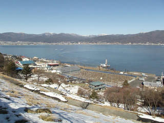 170128_1335_諏訪湖ＳＡから望む結氷した諏訪湖（諏訪市）