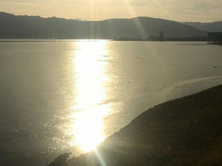 170128_1535_みずべ公園から望む結氷した諏訪湖（下諏訪町）