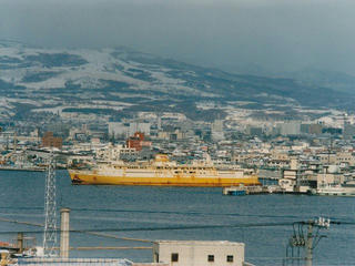 函館港を出港する青函連絡船十和田丸（北海道函館市）