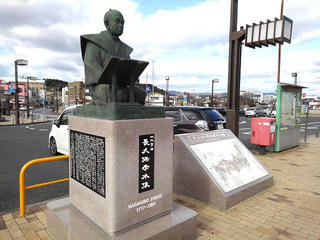 191130_1055_ＪＲ高萩駅前に設置されている長久保赤水銅像（茨城県高萩市）