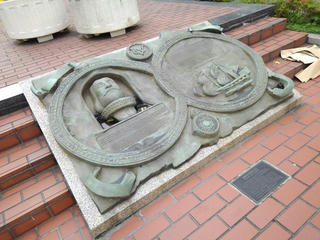 191201_1507_八重洲通りにあるヤン・ヨーステンレリーフ（東京都中央区）