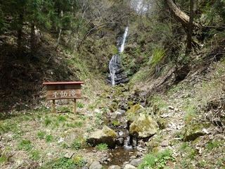 190503_1208_虫倉山不動滝コース 不動滝（長野市中条）