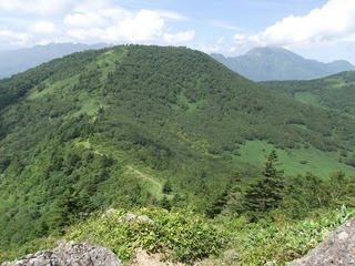 200810_1122_飯縄山から瑪瑙（めのう）山と高妻山を望む（長野市）