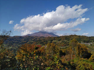 201103_1311_葛山山頂から望む飯縄山（長野市）