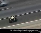 高速道路の路側帯を走るオートバイ