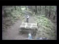 マウンテンバイクで山道を下る