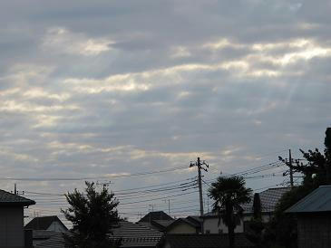 うっすらと曇り空