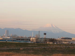 朝焼けにあたり輝く富士山！