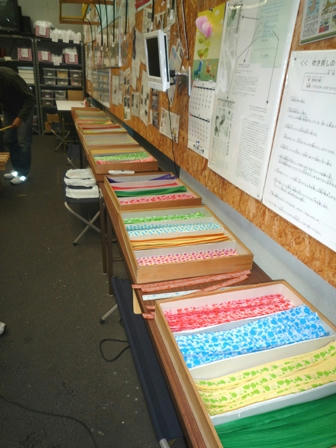 吹き戻し材料
