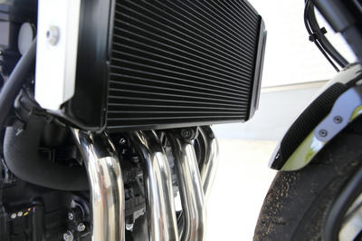 Z900RSにストライカーのラジエターコアガード装着
