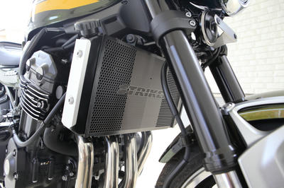 Z900RSにストライカーのラジエターコアガード装着