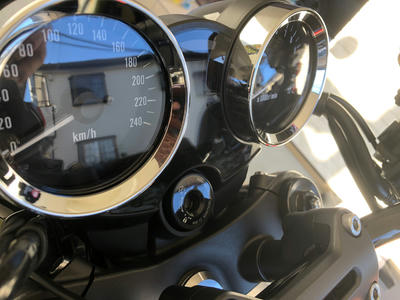 Z900RSのメーターパネルにプロテクションフィルムを貼り付け